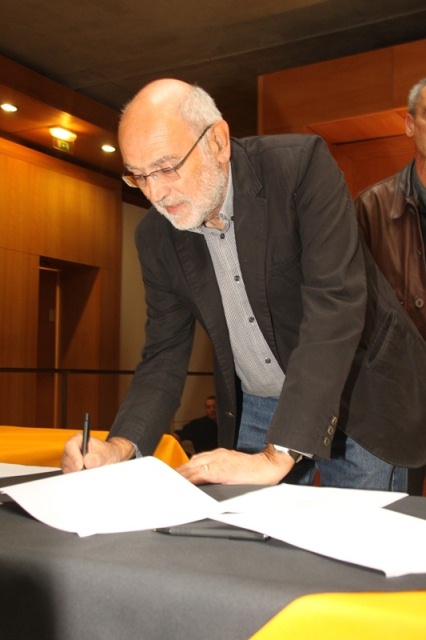 Daniel Planche (Ligue de Bourgogne de Natation) signant la convention
